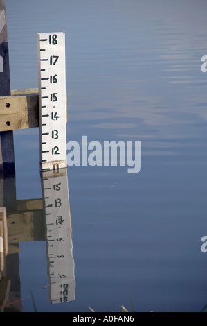 Board Anzeige Wasserstand im See in West Sussex, England Stockfoto