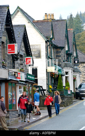 Geschäfte und Hotels auf der Hauptstraße in Snowdonia Dorf Betws y Coed Gwynedd North Wales UK mit Passanten Stockfoto