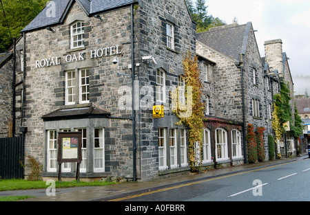 Royal Oak Hotel aus grauem Stein in Snowdonia touristischen Dorf Betws y Coed Gwynedd North Wales Großbritannien gebaut Stockfoto