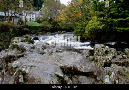 Schnell fließenden Fluss Llugwy laufen durch den Snowdonia Dorf Betws y Coed, Gwynedd, Nordwales, UK Stockfoto