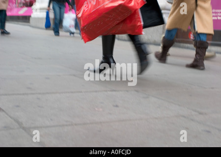 Käufer nutzen Sie vorweihnachtliche Verkäufe auf der Oxford Street, London Stockfoto