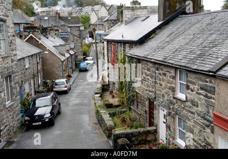 Terrasse des traditionellen Steinhäusern gebaut terrassenförmig angelegten Häuser typisch für die Region in Harlech Gwynedd North Wales UK Stockfoto