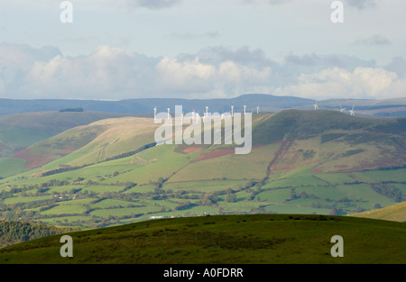 Blick über walisische Landschaft mit Windpark am Horizont nahe Llanidloes Powys Mid Wales UK Stockfoto