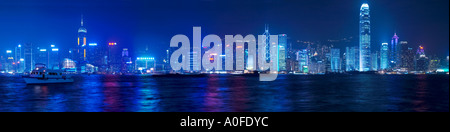 Hong Kong Skyline bei Nacht gesehen von Kowloon über den Victoria Harbour Stockfoto