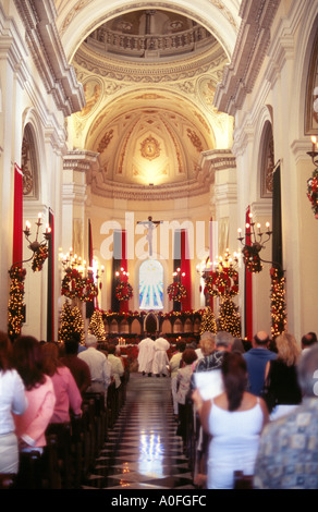 Kathedrale von Old San Juan Puerto Rico Interieur zur Weihnachtszeit Stockfoto