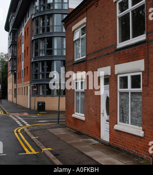 Neue Wohnungen und alten viktorianischen Reihenhäuser in Filbert Street Leicester UK Stockfoto