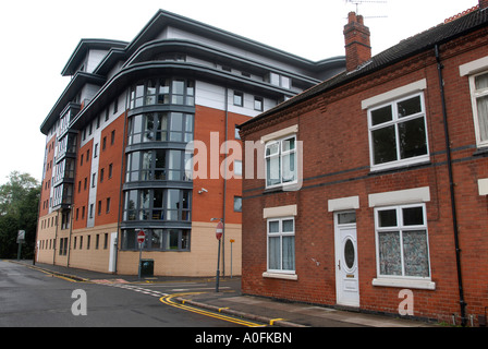 Neue Wohnungen und alten viktorianischen Reihenhäuser in Filbert Street Leicester UK Stockfoto