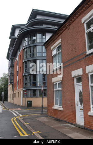 Neue Wohnungen und alten viktorianischen Reihenhäuser in Filbert Street Leicester UK Stockfoto