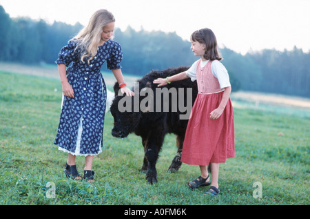 zwei Mädchen mit Kalb, Bayern, Niederbayern, Niederbayern Stockfoto