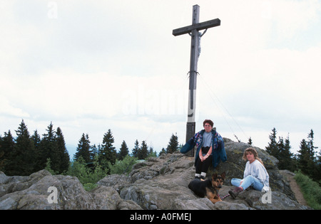 überqueren Sie am Gipfel des Lusen Berg, zwei Frauen und ein Hund ruht, Deutschland, Bayern, National Park Bayerischer Wald Stockfoto