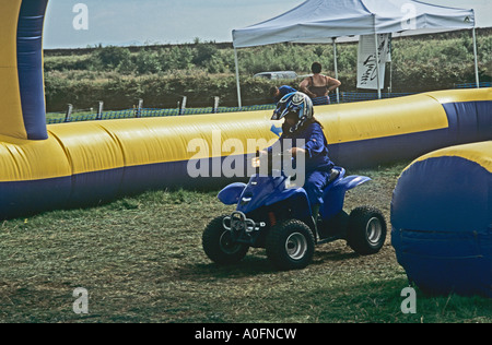 GWALCHMAI ISLE OF ANGLESEY NORTH WALES UK August A junge Dame Reiten eines junior Quads auf Anglesey Show Stockfoto