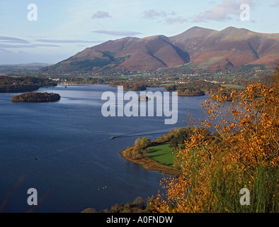 KESWICK LAKE Distrikt CUMBRIA UK November schaut auf Keswick von einem Aussichtspunkt hoch über Derwentwater Stockfoto