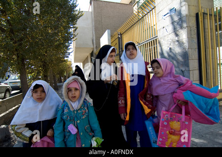 Iranische junge Schulmädchen, das tragen islamischer Kleidung und bunten Kleidern in Yazd, Iran. Stockfoto