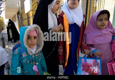 Iranische junge Schulmädchen, das tragen islamischer Kleidung und bunten Kleidern in Yazd, Iran. Stockfoto