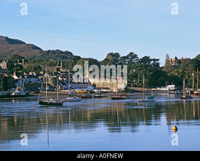 CONWY NORTH WALES UK November mit Blick auf den Fluss Conwy in Richtung der Kai-Seite dieser mittelalterlichen Stadt von Conwy Bridge Stockfoto