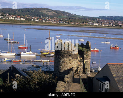 CONWY NORTH WALES UK blickte auf die halbe Meile von den Burgen 15ft breite mittelalterlichen Mauern Stockfoto