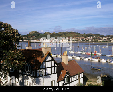 CONWY NORTH WALES UK auf der Suche nach unten und über den Fluss Conwy und Kai Seite in Richtung Deganwy Stockfoto