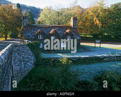 Romanum CONWY NORTH WALES UK November Blick hinunter auf das 15.Jh. Ferienhaus Ty Hwnt Ir Bont an der Seite des Flusses Conwy Stockfoto