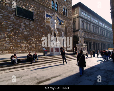 Statuen inkl. David von Michelangelo vor Palazzo Vecchio auf der Piazza della Signoria in Florenz Toskana Italien Stockfoto