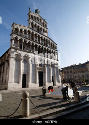 Das San Michele in Foro Kirche in Lucca Toskana Italien ist schwindelerregend dekoriert Stockfoto