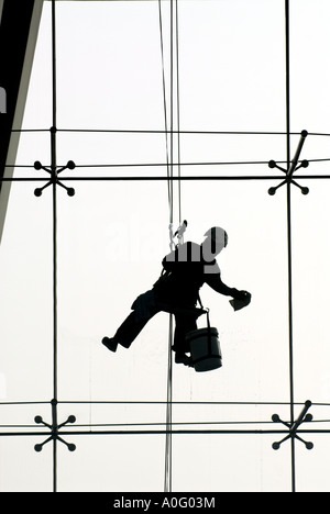 Fensterputzen am Suvarnabhumi Airport Bangkok Thailand neue Flughafen wurde 2006 eröffnet Stockfoto
