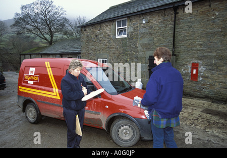 Die Post kommt und ist in der Tat vom oberen Stand Farm Edale im Peak District gesammelt Stockfoto