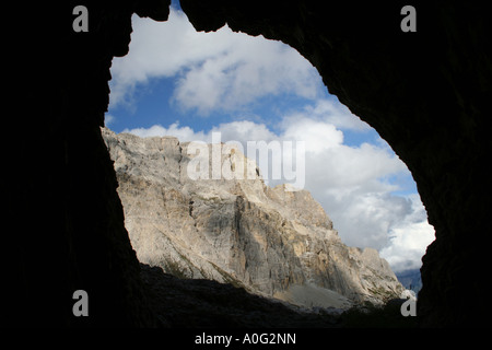 Der Lagazuoi und seine Rifugio Hütte gesehen von einer WW1 Kriegszeit Höhle über Passo Valparola, in den italienischen Dolomiten Stockfoto