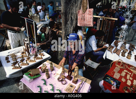 Kubaner und ausländische Touristen kaufen Kunsthandwerk Dollar Wirtschaft open Air Marktstände in Havanna Kuba Stockfoto