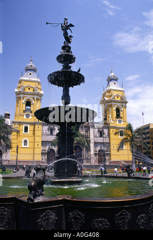 Ein Brunnen in Lima Plaza de Armas mit der Kathedrale im Hintergrund Stockfoto