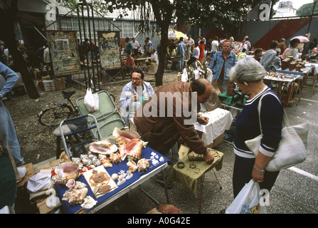 Kubaner und ausländische Touristen kaufen Kunsthandwerk Dollar Wirtschaft open Air Marktstände in Havanna Kuba Stockfoto