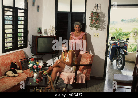 Kubanische Frau mit ihrer Tochter im Hause auf Collectivo sowjetischen Stil Kolchose in ländlichen Kuba Stockfoto