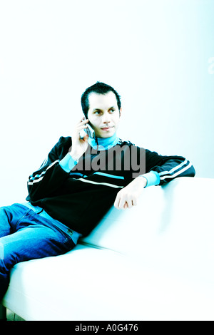 Junger Mann am Telefon sprechen Stockfoto