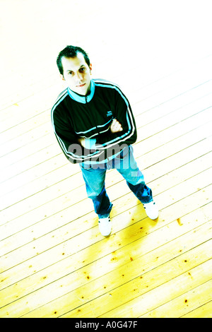 Junger Mann nach oben auf die Kamera Stockfoto