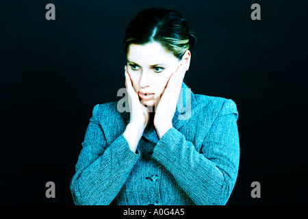 Frau auf der Suche schockiert Stockfoto