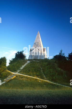 Denkmal für das Rennpferd "Vorsicht Kreide Grube" auf Farley Mount in der Nähe von Winchester, Hampshire Stockfoto