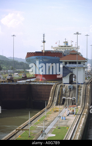 Ein Schiff macht seinem Durchgang durch die Gatun-Schleusen in Panama Stockfoto