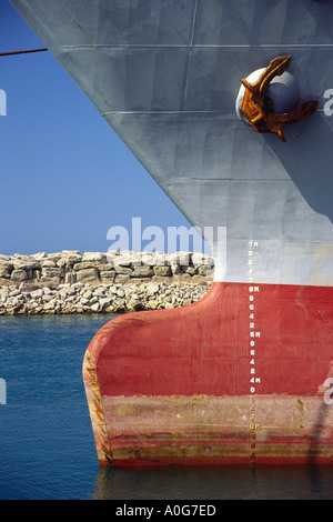 Anzeige der Plimsoll Marken und Entwurf Markierungen auf einer ausländischen Frachtschiff Stockfoto