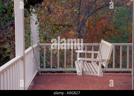 Ruhigen Veranda Schaukel auf traditionelles Haus im Herbst bereit für Zeit zu sitzen, Midwest USA Stockfoto