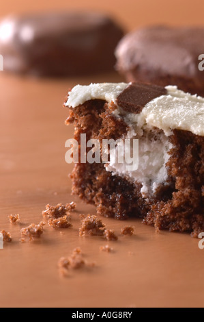 Schokolade Cupcake und Krümel mit Vanillecreme innen Stockfoto