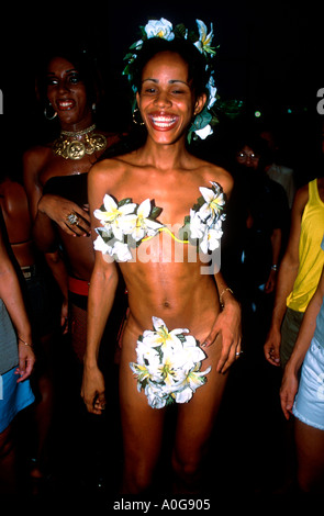 Mann in Frauenkleidern Karnevalsumzug in Rio De Janeiro Brasilien Stockfoto