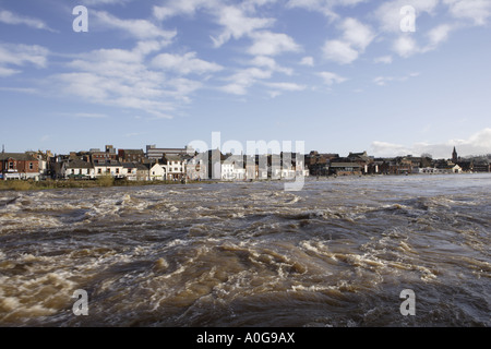 Flut der Fluss Nith in Flut Hochwasser Whitesands im Stadtzentrum von Dumfries UK Stockfoto