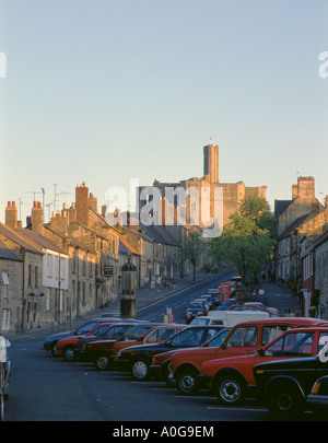 Mittelalterliche Dorf, mit warkworth Warkworth Castle jenseits, Northumberland, England, UK. Stockfoto