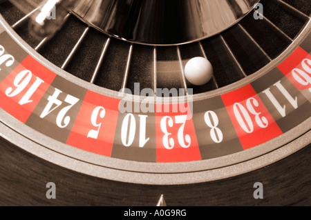 Roullette Rad Spinnen mit Ball in Nummer acht Slot Sepia getönt mit Sonderfarben Stockfoto