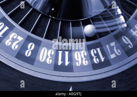 Roullette Rad Spinnen mit Ball in Nummer dreizehn mit Motion blur blau getönt Stockfoto