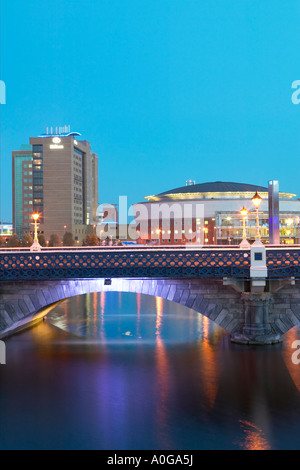 Queens-Brücke, das Hilton Hotel und Belfast Waterfront Hall in der Abenddämmerung. Laganside, Belfast, Nordirland Stockfoto