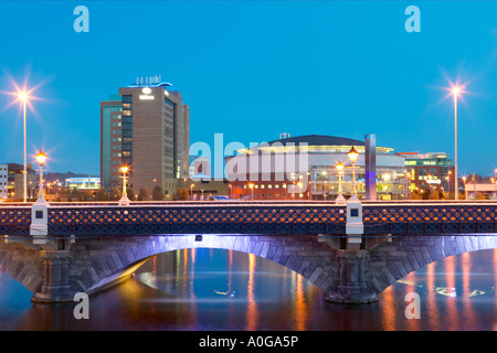 Queens-Brücke, das Hilton Hotel und Belfast Waterfront Hall in der Abenddämmerung. Laganside, Belfast, Nordirland Stockfoto