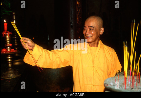 Kopf-Mönch mit beleuchteten Weihrauch im Tempel Ho-Chi-Minh-Stadt-Vietnam Stockfoto