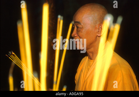 Kopf-Mönch mit beleuchteten Weihrauch klebt Tempel Ho-Chi-Minh-Stadt-Vietnam Stockfoto