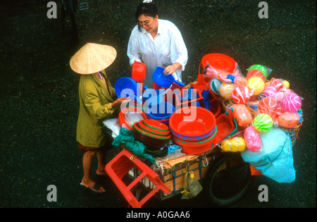 Barrow-Anbieter verkauft Kunststoff Ware Ho Chi Minh City, Vietnam Stockfoto