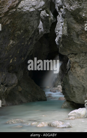 Die Quelle des Flusses Mlinarica in der Mlinarica Schlucht, Trenta, Soca-Tal, Gorenjska, Slowenien. Stockfoto